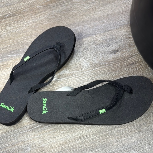 Sanuk Black Sandals with Green Logo Size 10 - Picture 3 of 3